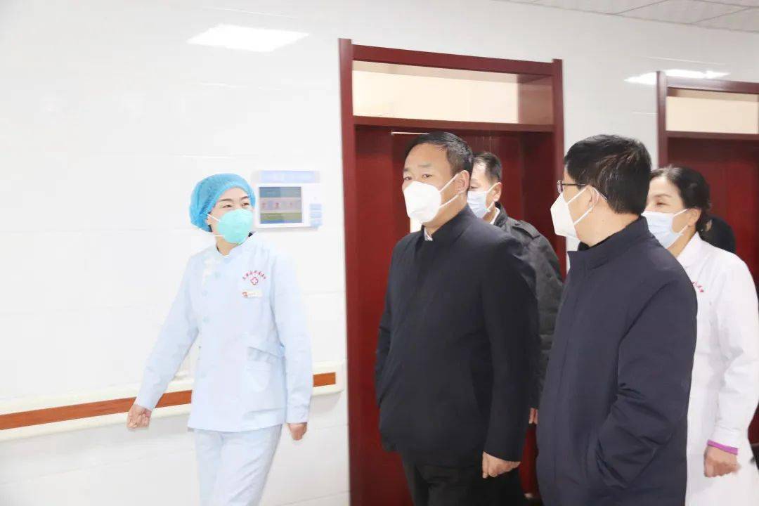 县委书记陈景春详细询问了近期医院医疗工作情况和春节期间的工作安排