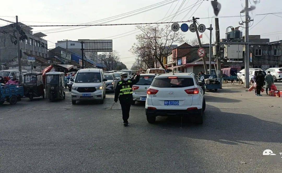 我们在第一时间联系项城市公安局交警大队,会有交警同志到达现场指挥