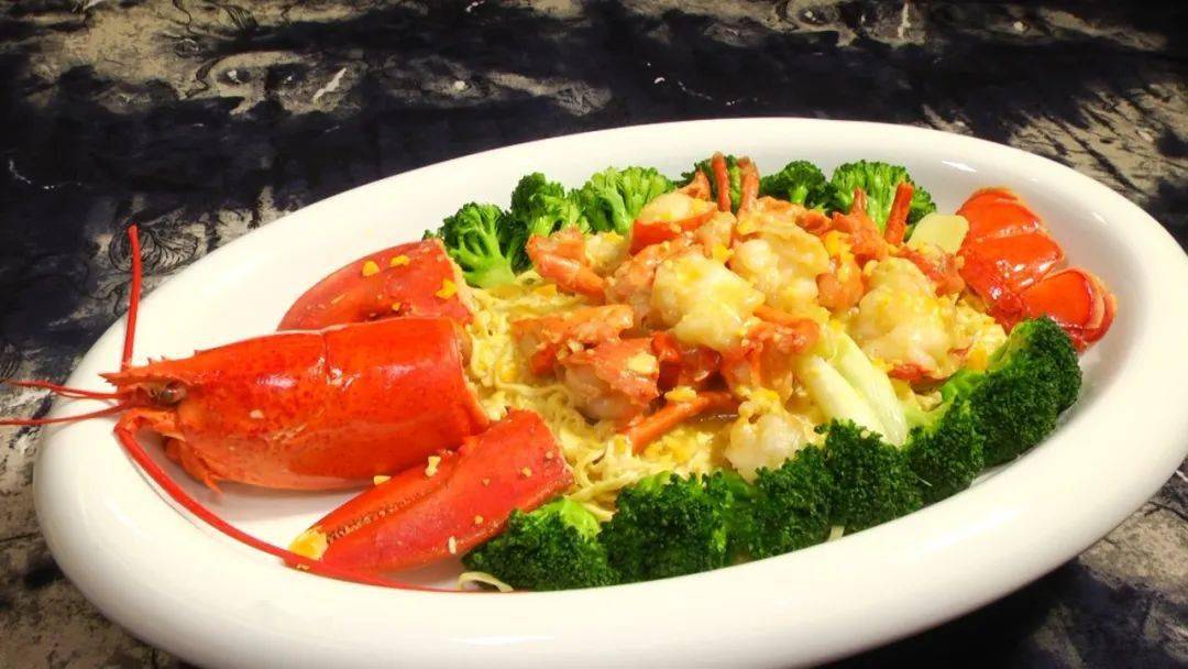 = 法式芝士焗波士顿龙虾 =龙腾四海c位重头戏当属这道法式芝士焗波