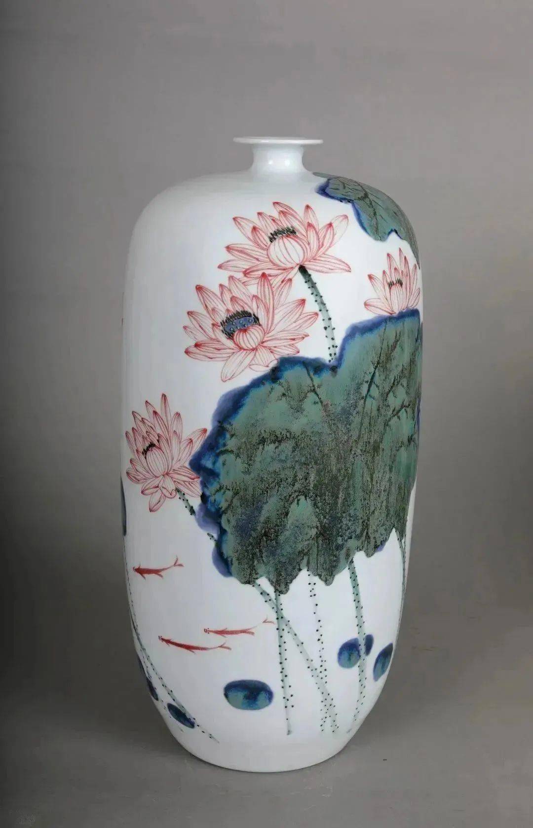 作品赏析:《荷风盛世》高温釉下彩瓷瓶描绘了荷花于盛夏绽放的景色.