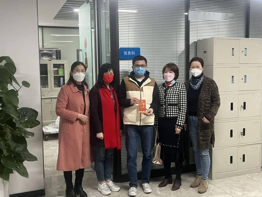 院领导一行还不忘为住院的病患送去新年祝福,宽慰他们在院安心养病