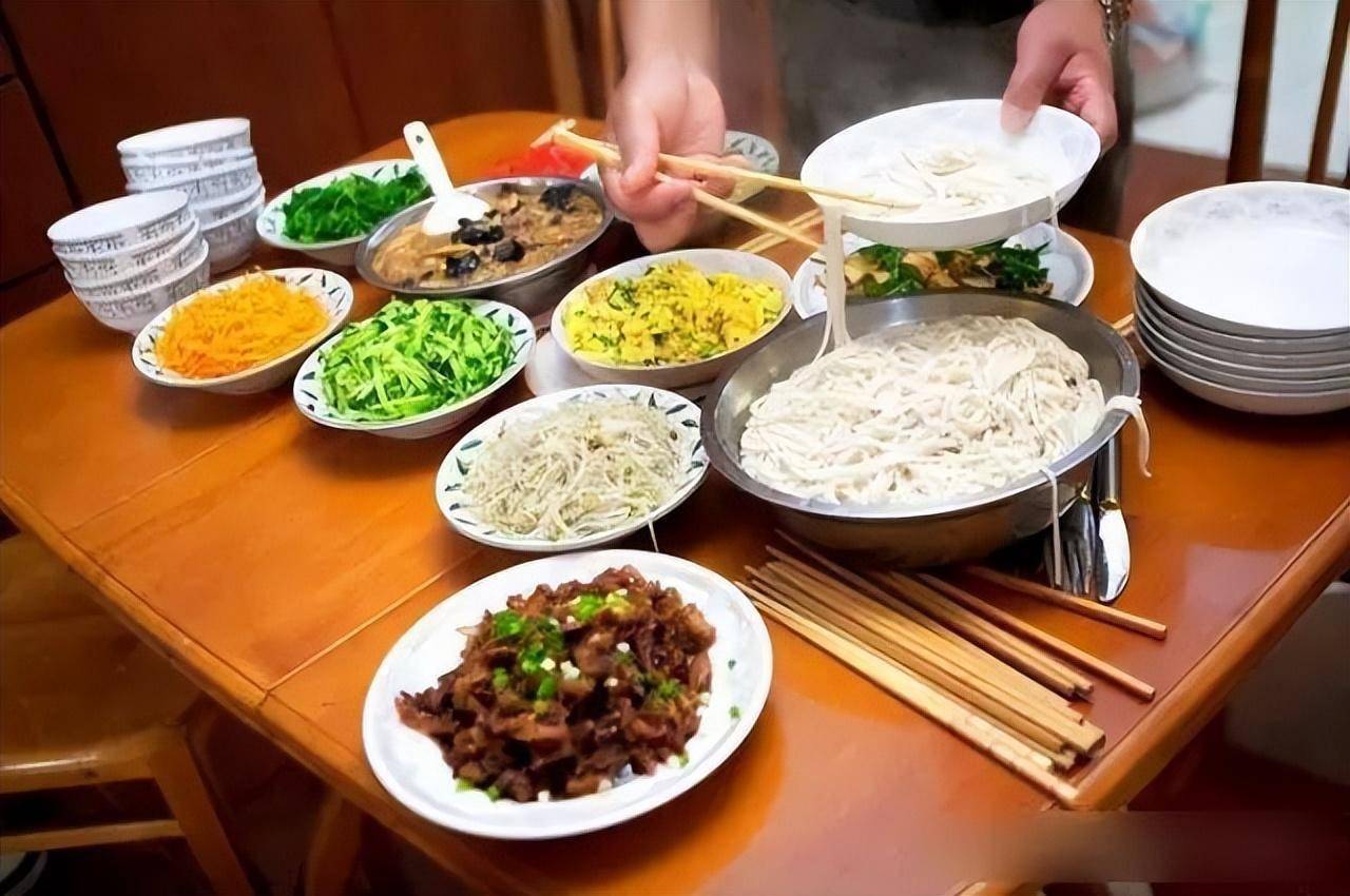 天津人习惯把捞面当做"喜面"看待,由于面条有着"条条顺"的吉兆,在春节