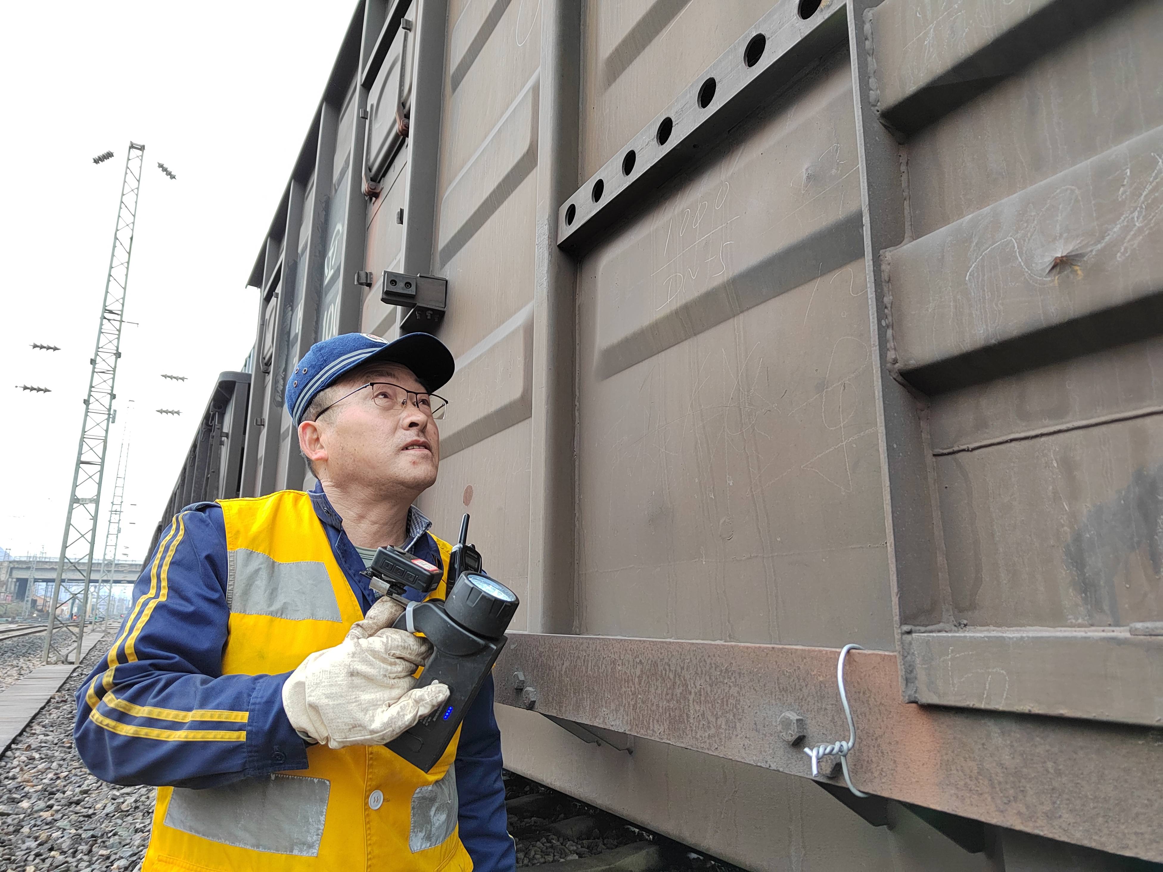 车辆"医生"用坚守书写最美"敬业福"_工作_贵阳_货车