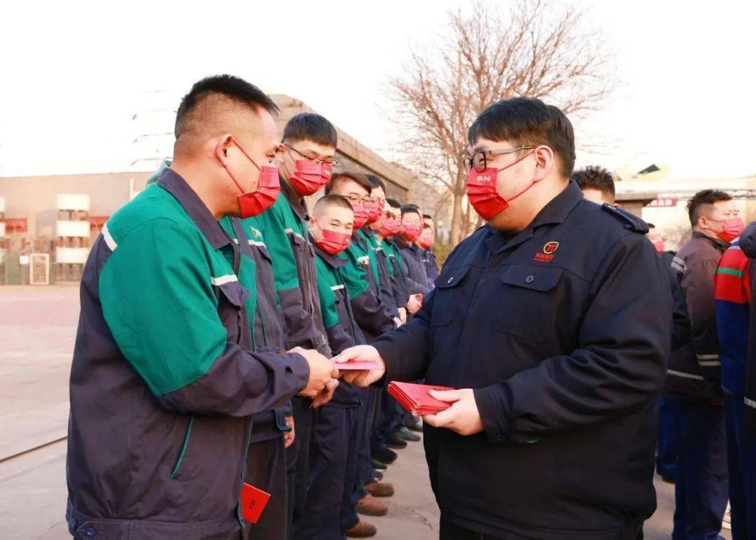 "张锡尧副总裁依次来到炼钢厂厂部,炼铁厂厂部,厂