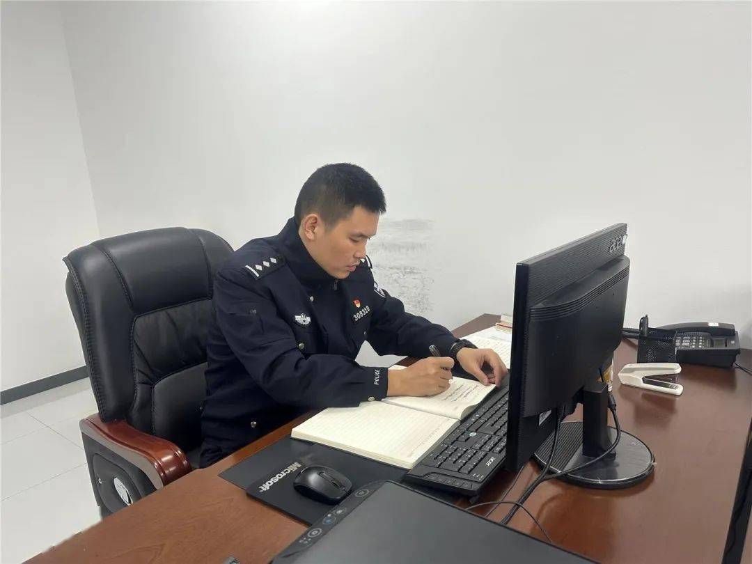 阮刘念是巴南区公安分局刑侦支队重案大队大队长,从警12年,他带队破案