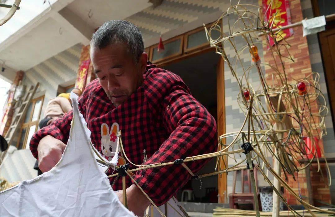 松桃:根根竹条编扎滚龙,非遗文化齐贺新春_寨英镇_龙的_村民