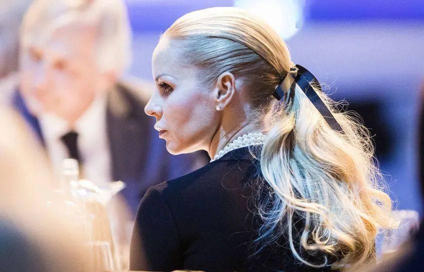 网友:一物降一物,孤狼配悍妇_伊布_海伦娜·_全世界