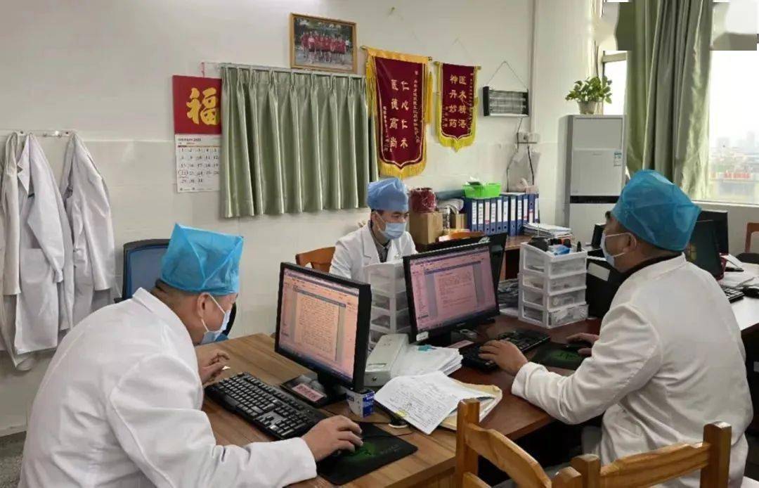 内科医生余浩辉耐心地给病人家属解释病情.