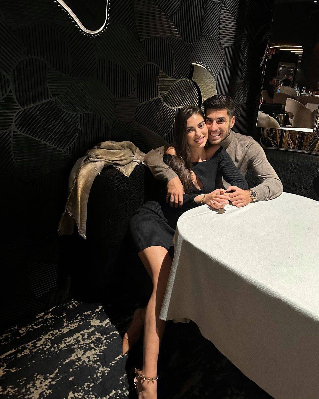 【社交秀】阿圭罗女友练瑜伽 格策妻子美艳自拍_女儿_苏亚雷斯