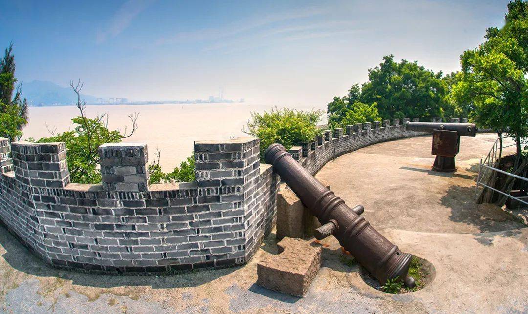 炮台山下山后在钟秀园闲庭信步,午餐可到钟秀园里面的郑家园麦麦酒