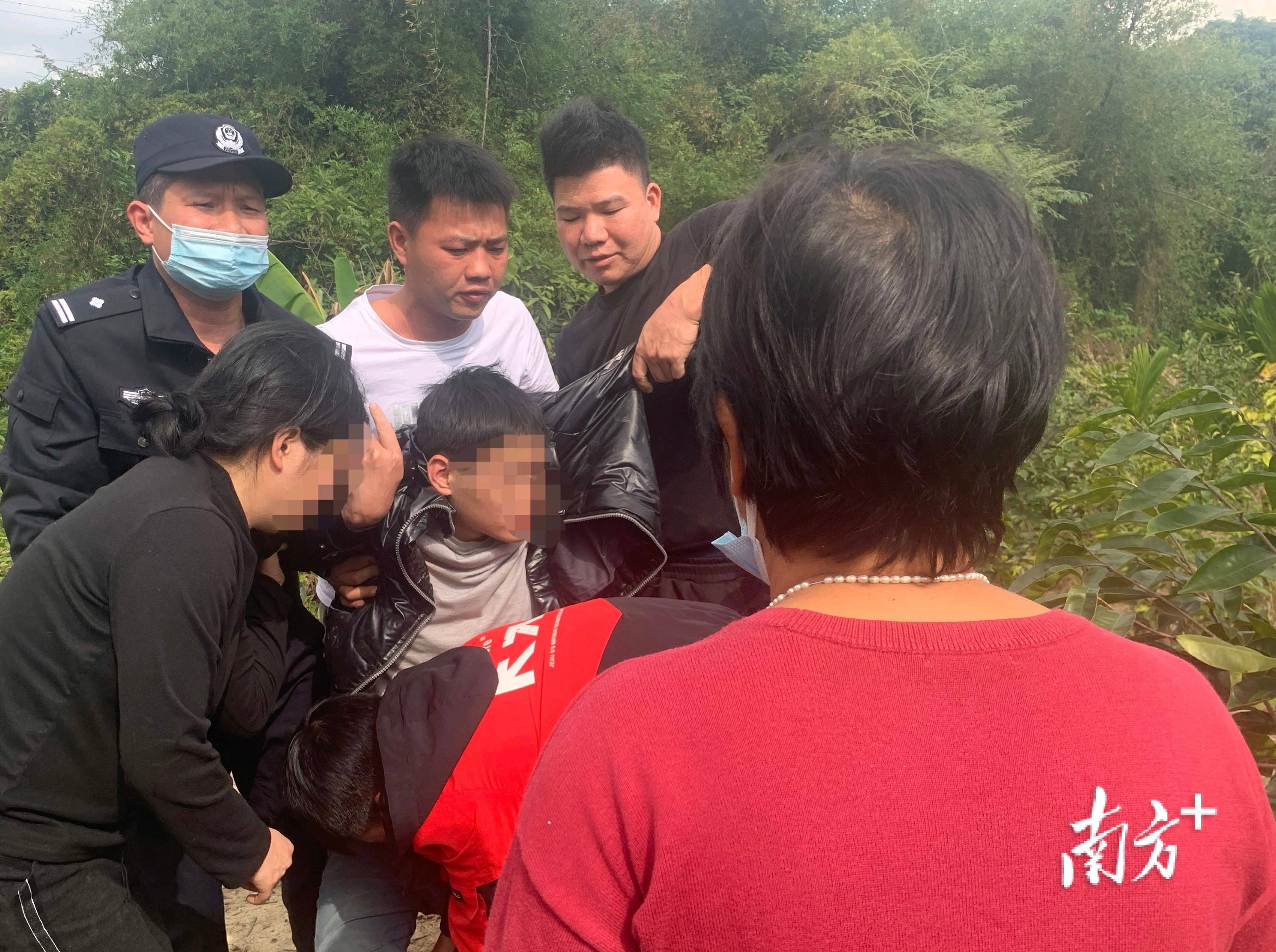 除夕深夜,电白公安分局观珠派出所接到观珠镇佛子楼村委会雅楼湖村民