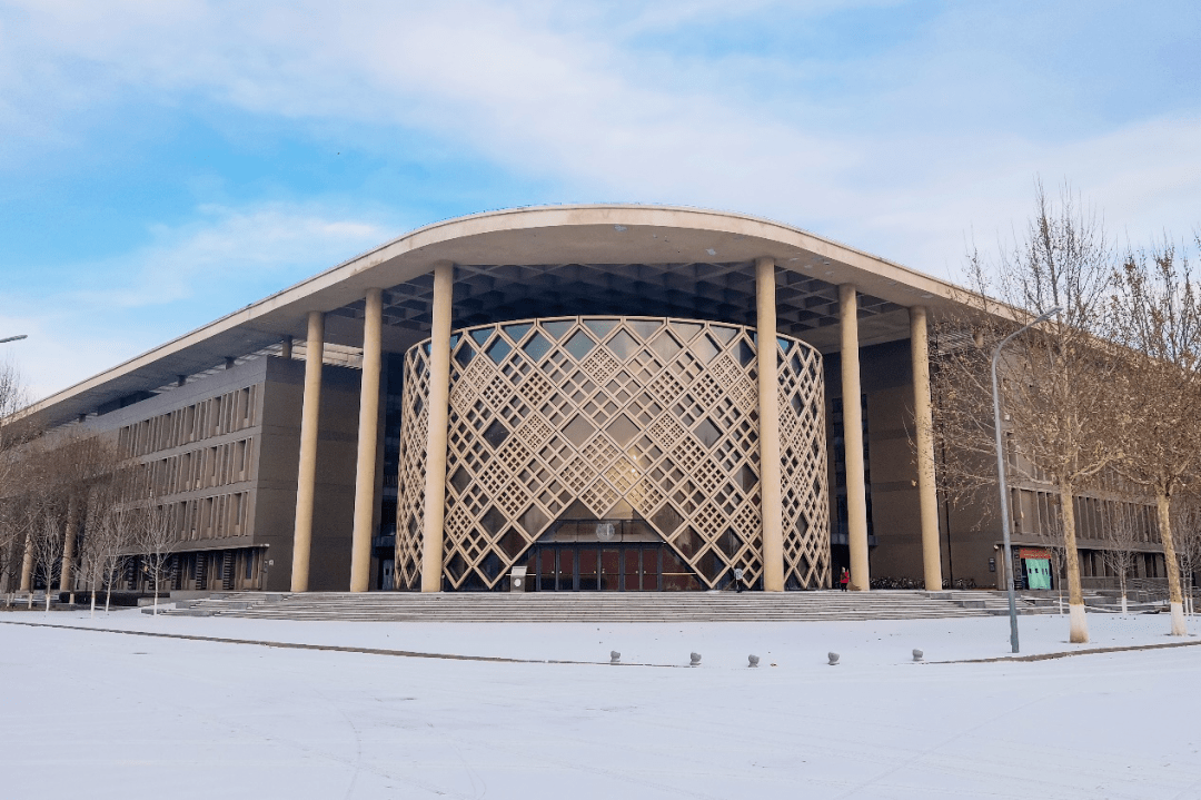 正月初春雪,翛然落建大_明湖_冬日_银装