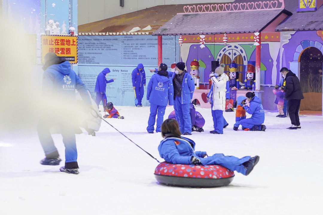 谈球吧体育重庆下雪引发“冰雪热” 两江新区滑雪馆火了！(图1)