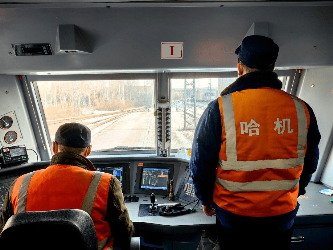 列车,迎着团团涌动的寒流,无畏出征……素材提供:哈尔滨机务段文图