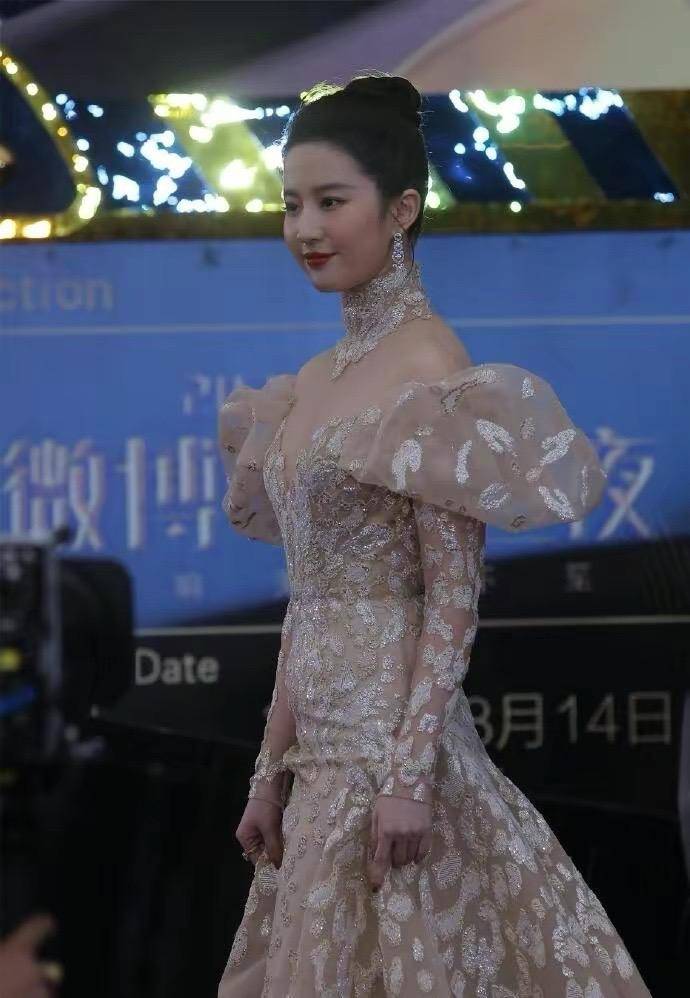 刘亦菲自信过头了,大领口蕾丝裙暴露斜方肌,但脸是真的美!