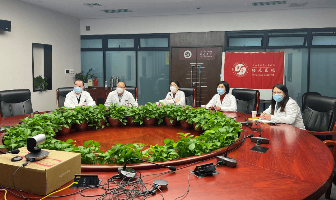 1月19日,仇菲副院长,人力资源部张华副主任一行来到童秋瑜和王炜家中