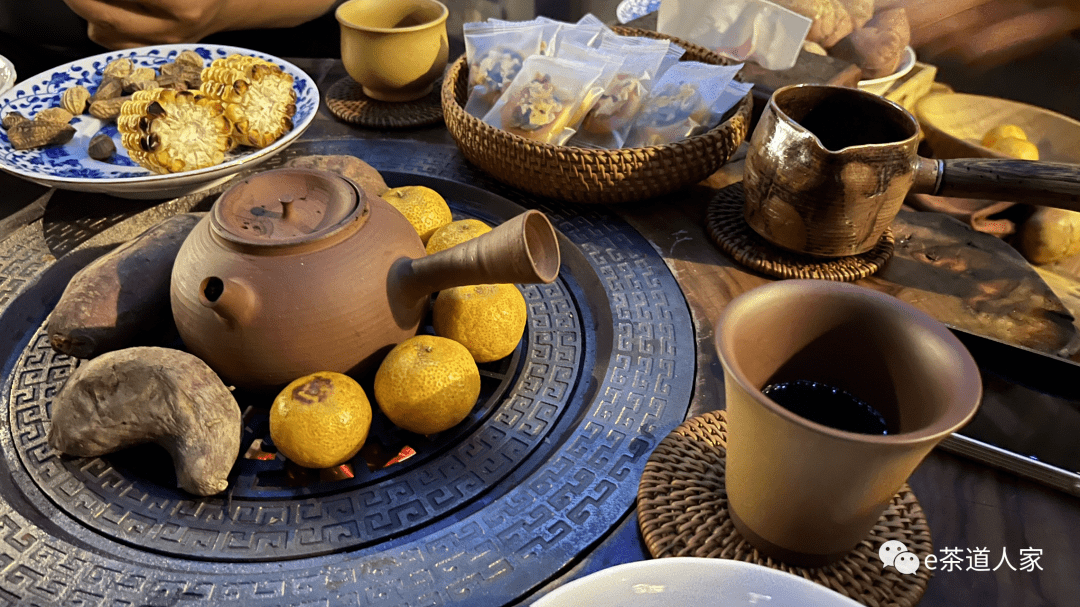 “围炉煮茶”成年轻人过年新标配,古代又暖又慢的生活,你体验过吗?_茶水_炉火_茶文化