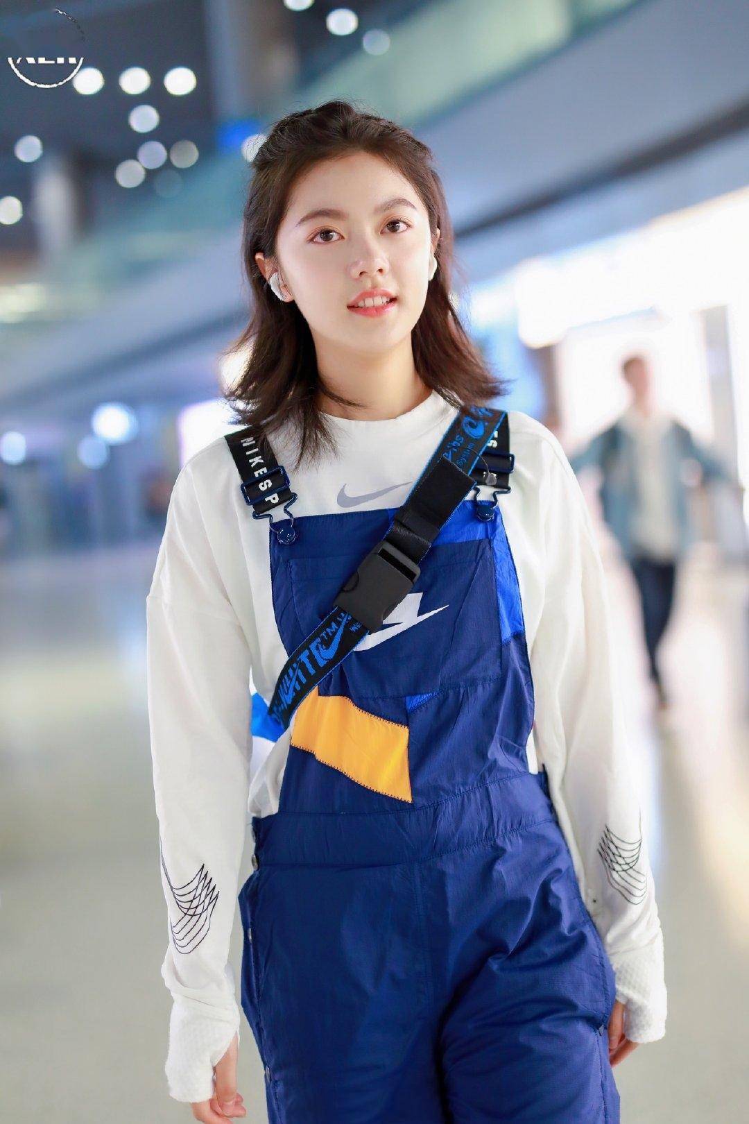 吴磊赵今麦机场现身, 赴芬兰拍摄《在暴雪时分》,网友很期待!