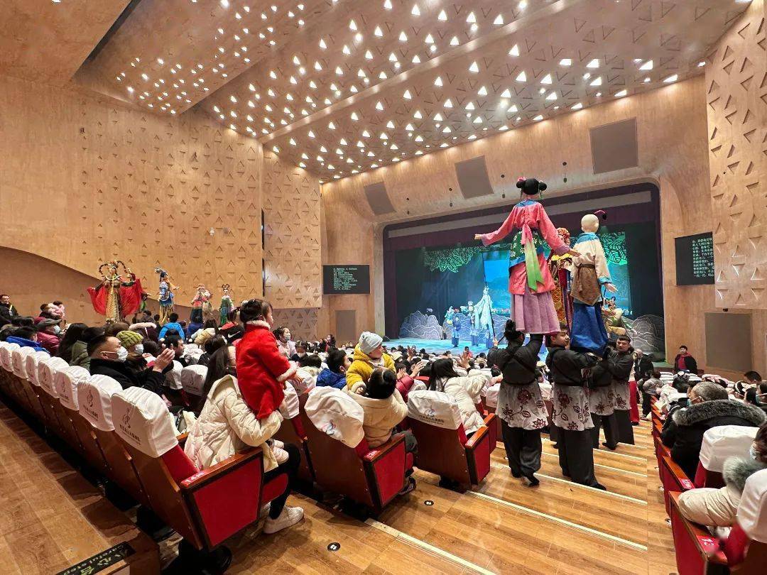 据了解,大年初三当天,在四川(南充)大木偶剧院儿童剧场,南充大剧院