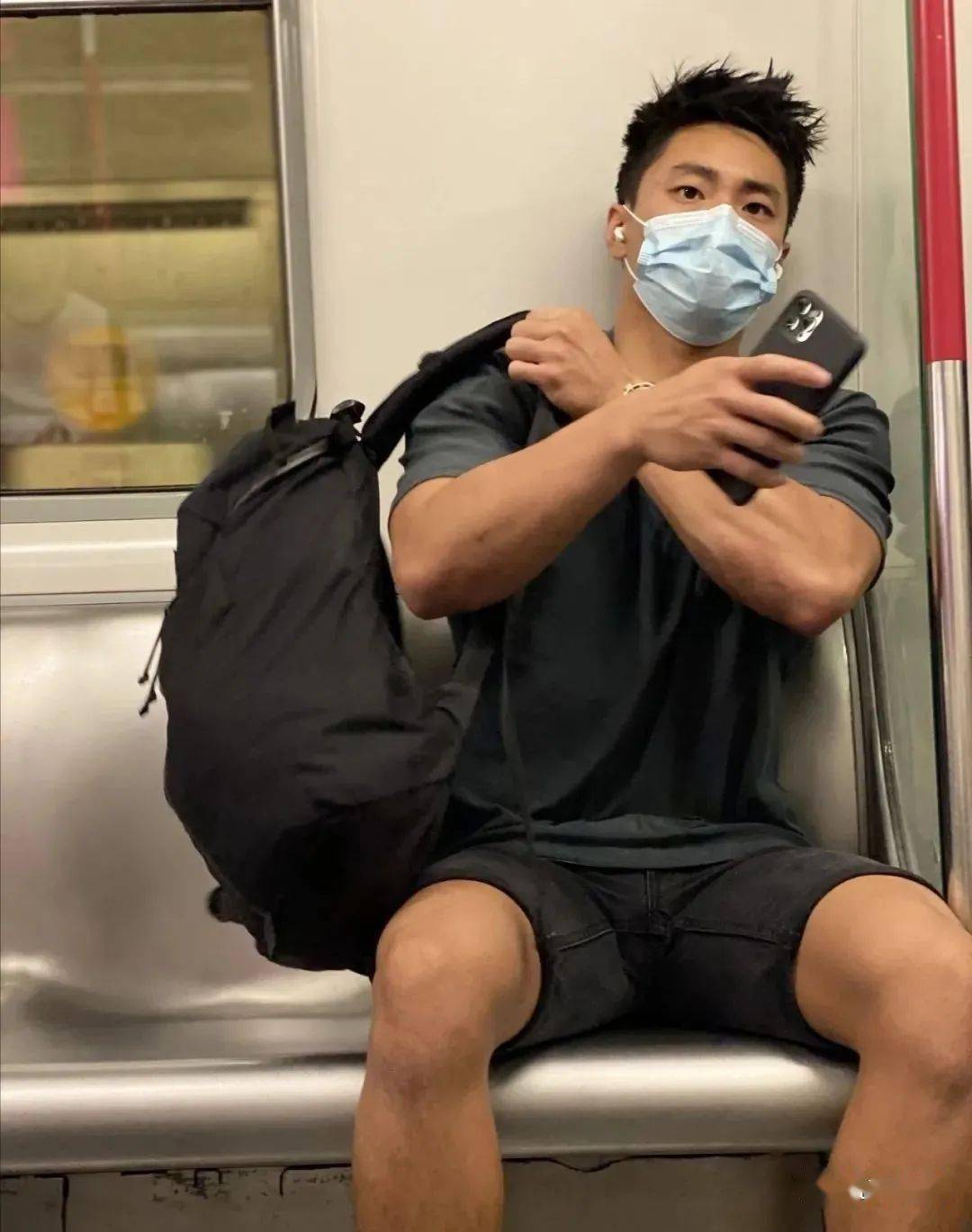 肌肉猛男地铁被偷拍!私照爆红网络,网友们不淡定了._健身_帅哥_训练