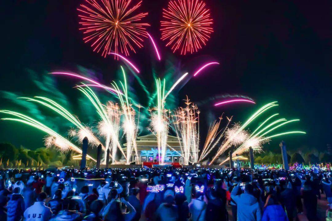 民俗吸引大量游客鄂西南乡村,村民燃放烟花迎新春武汉野生动物王国