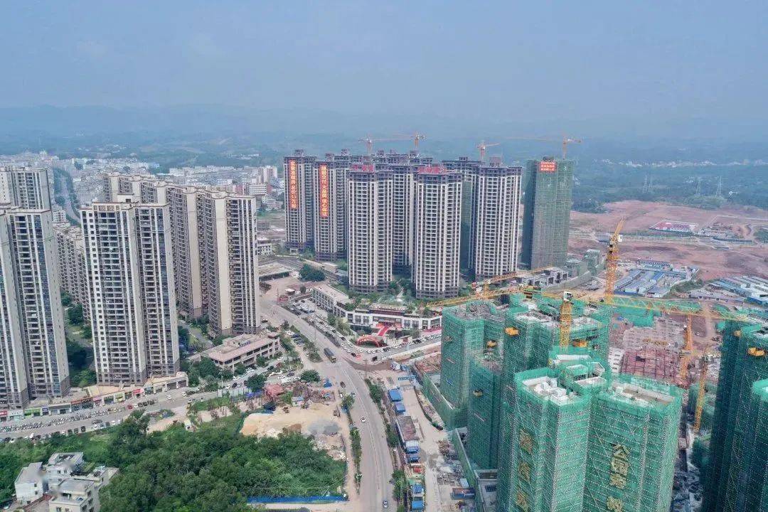 一幢幢高楼拔地而起罗定有了一点大城市的味道▲泷州新城发展变化