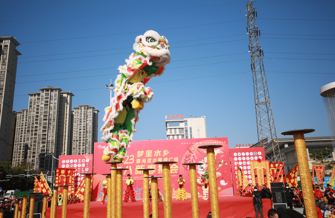 高桩舞狮是从武术中的梅花桩中演变而来的,最高的桩有3米,最低的也有