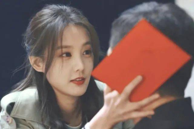 《狂飙》中的女性角色都不是省油的灯,扮演者也绝非泛泛之辈_李一桐_剧中_孟钰
