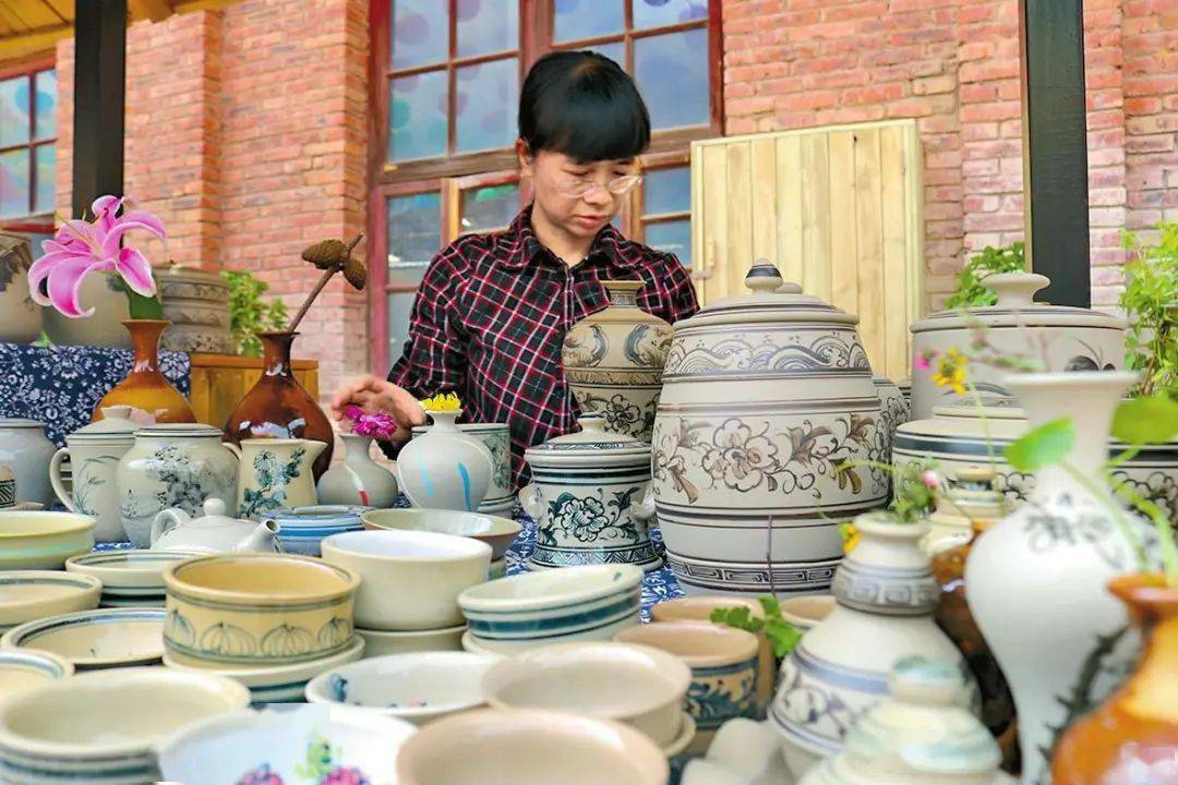 后世的考古工作者在云南明代墓葬出土的瓷器中发现,玉溪窑类型的青花