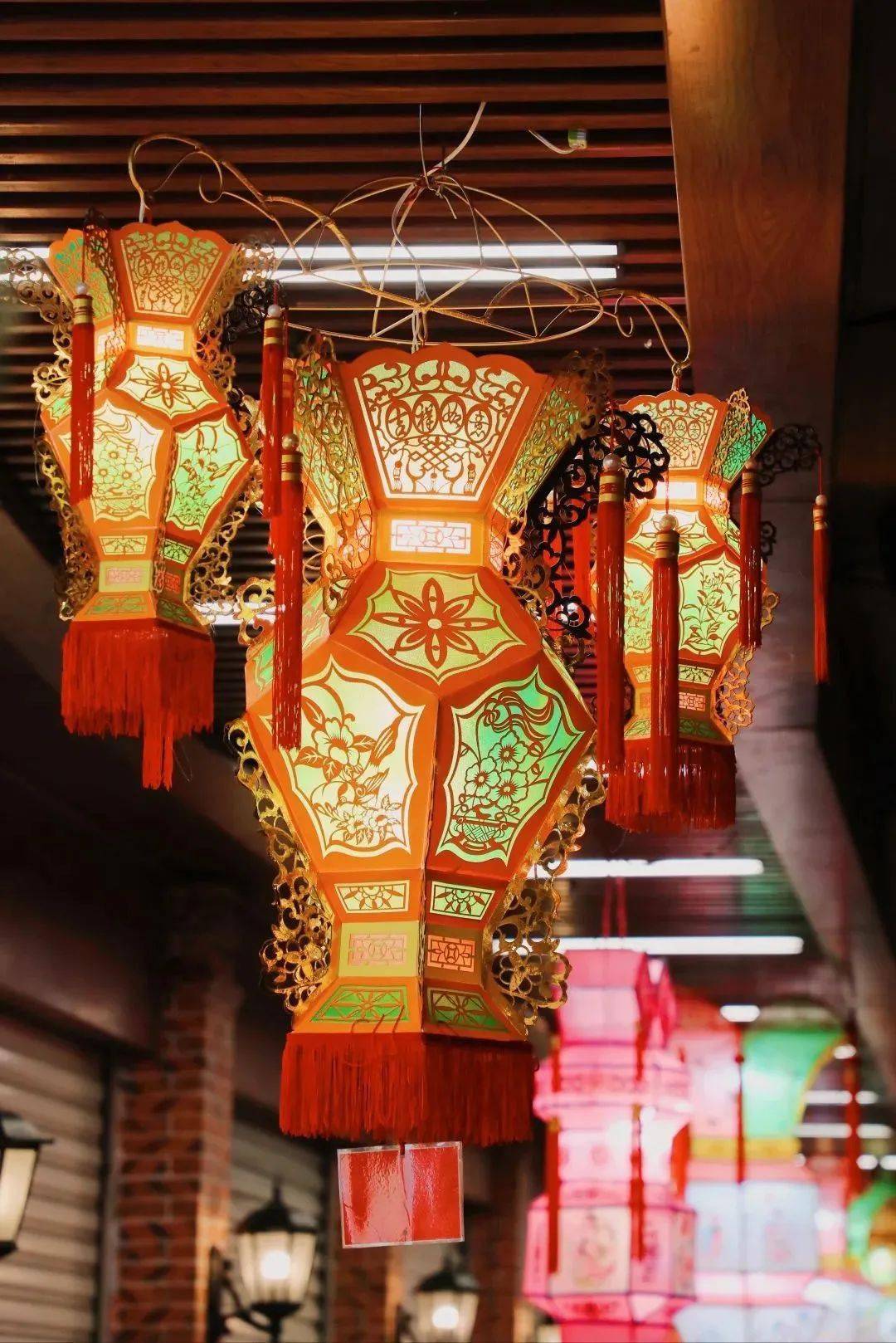 这些花灯以传统彩扎灯,针刺灯,刻纸灯为主,是泉州优秀传统花灯的代表