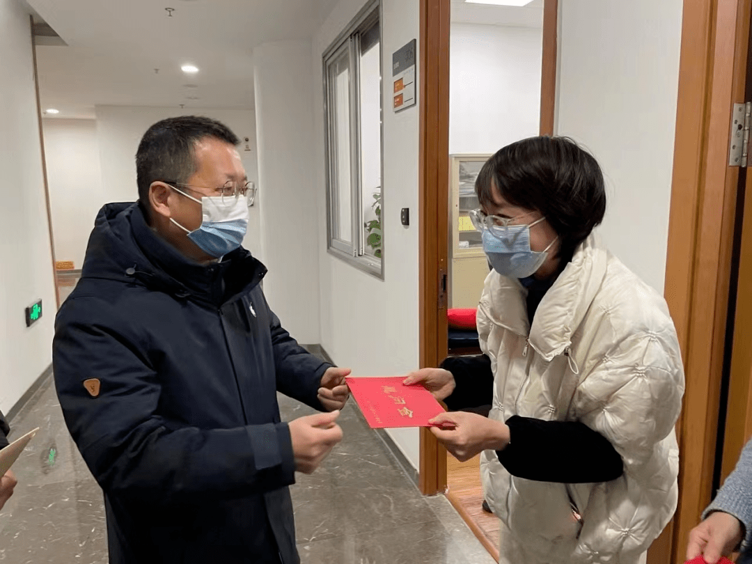 黄唯中副局长实地查看了驻市民中心窗口的各项工作运