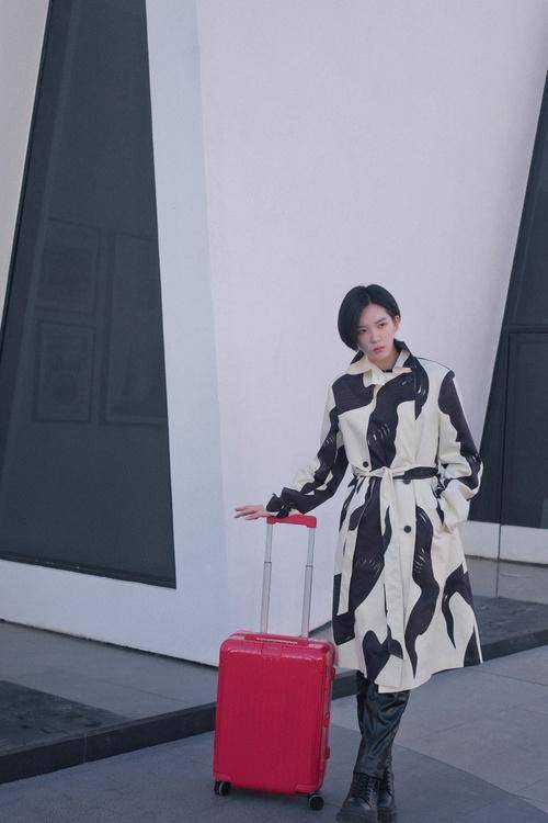 众明星倾情演绎rimowa(日默瓦)全新季节限定色彩系列_品牌设计_行李箱