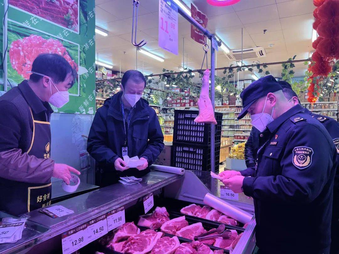 在老城鑫興超市,發到家生活超市,市場監管局執法工作人員重點檢查了