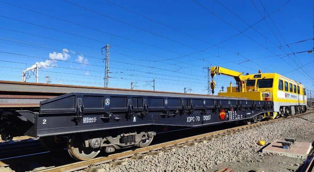中国中车xdpc-70型携吊平车正式交付_作业_铁路_运输