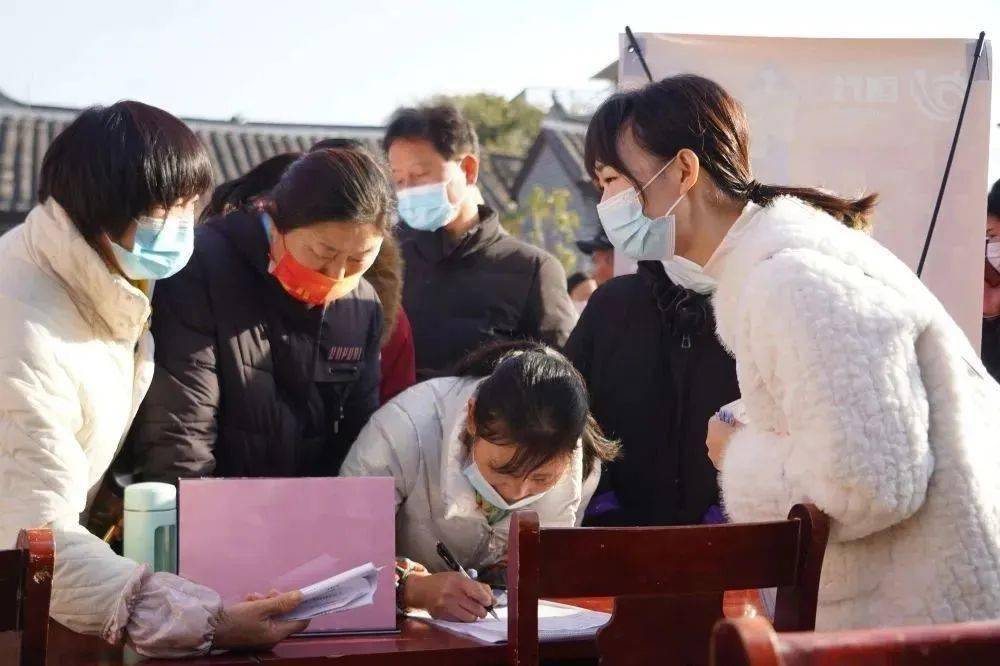 截至当日上午11时,参加招聘会的企业共收到求职简历413份,达成就业