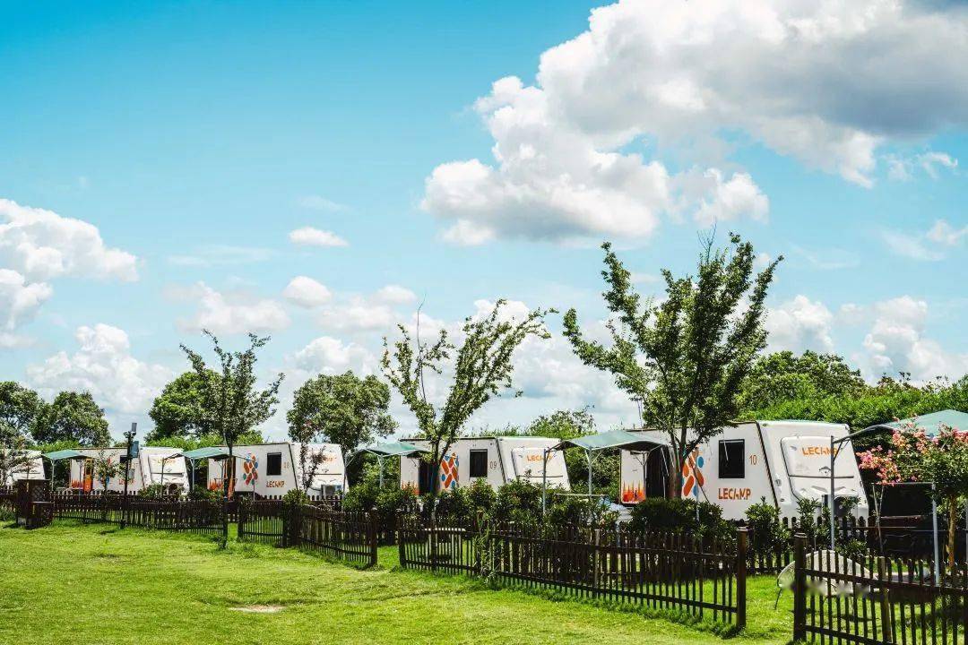 【周末限量不加价】浪漫淀山湖房车露营地:￥998起两晚房车露营体验