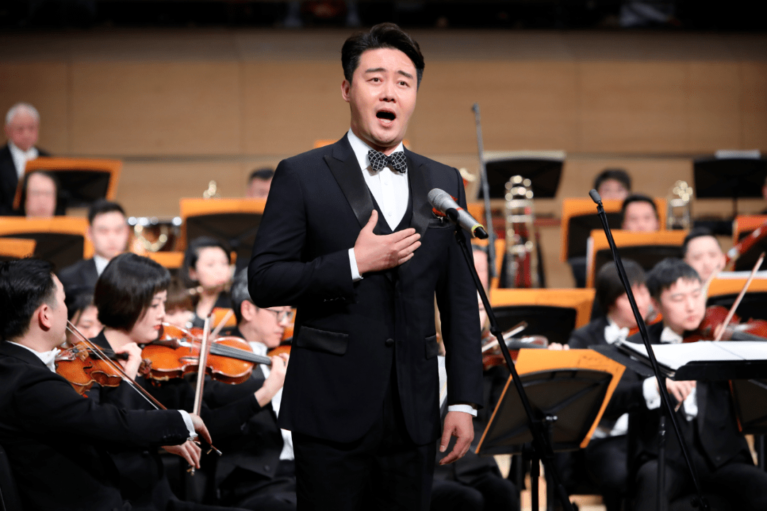 著名男高音歌唱家张英席用他浑厚有力的唱腔和宽阔明亮的嗓音,深情