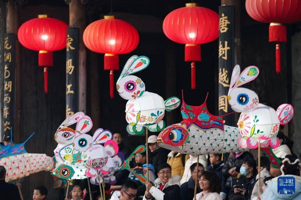 我们的节日·元宵节｜新华社聚焦黟县宏村：“兔灯”点亮千年古村