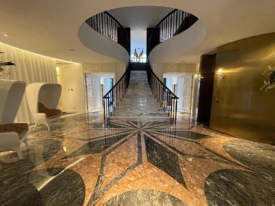 入户正对流线型楼梯