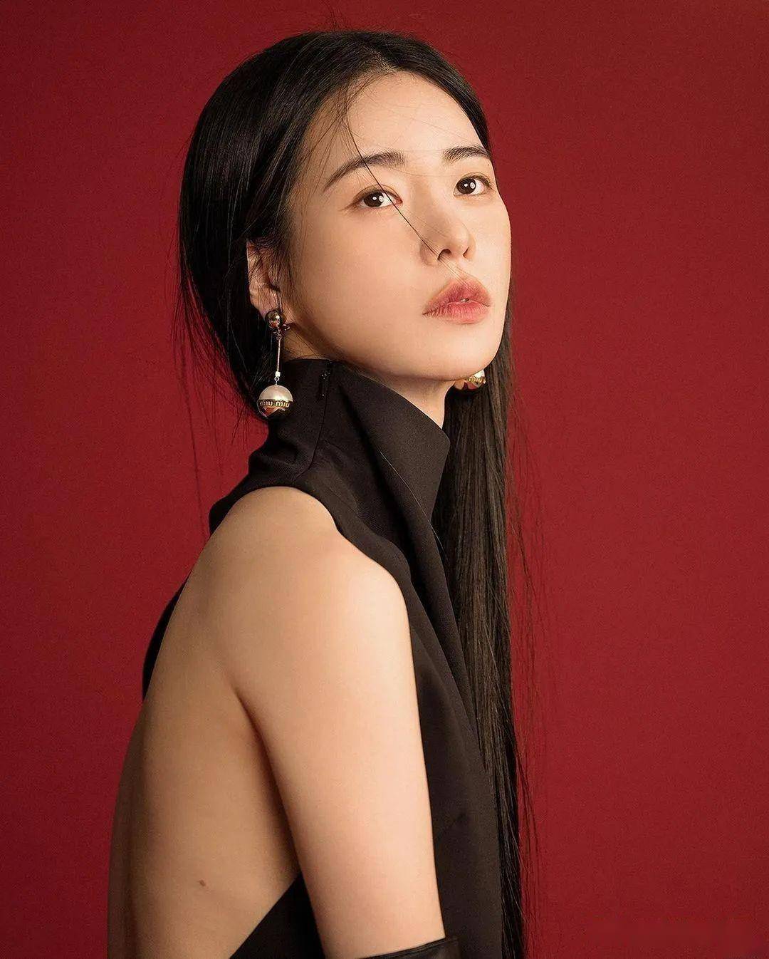 《黑暗荣耀》头号"恶女"林智妍杂志大片,黑红撞色彰显戏剧张力_宋慧乔