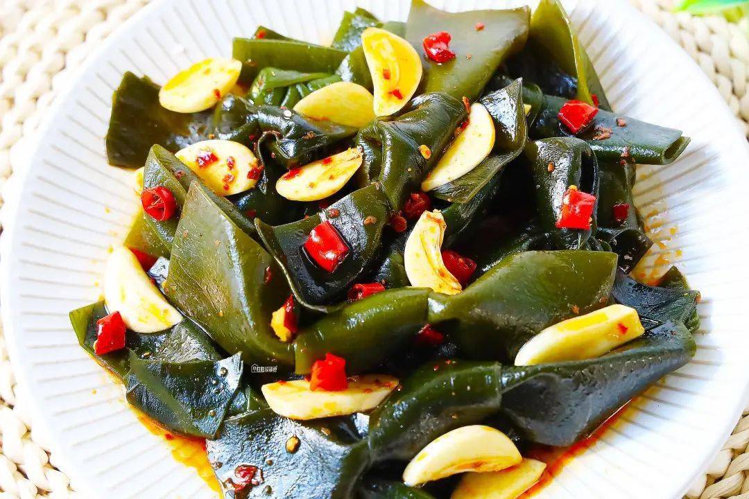 海带结洗干净,海带结可能会有沙子,可以把手指嵌进去,流动水冲一下.2.