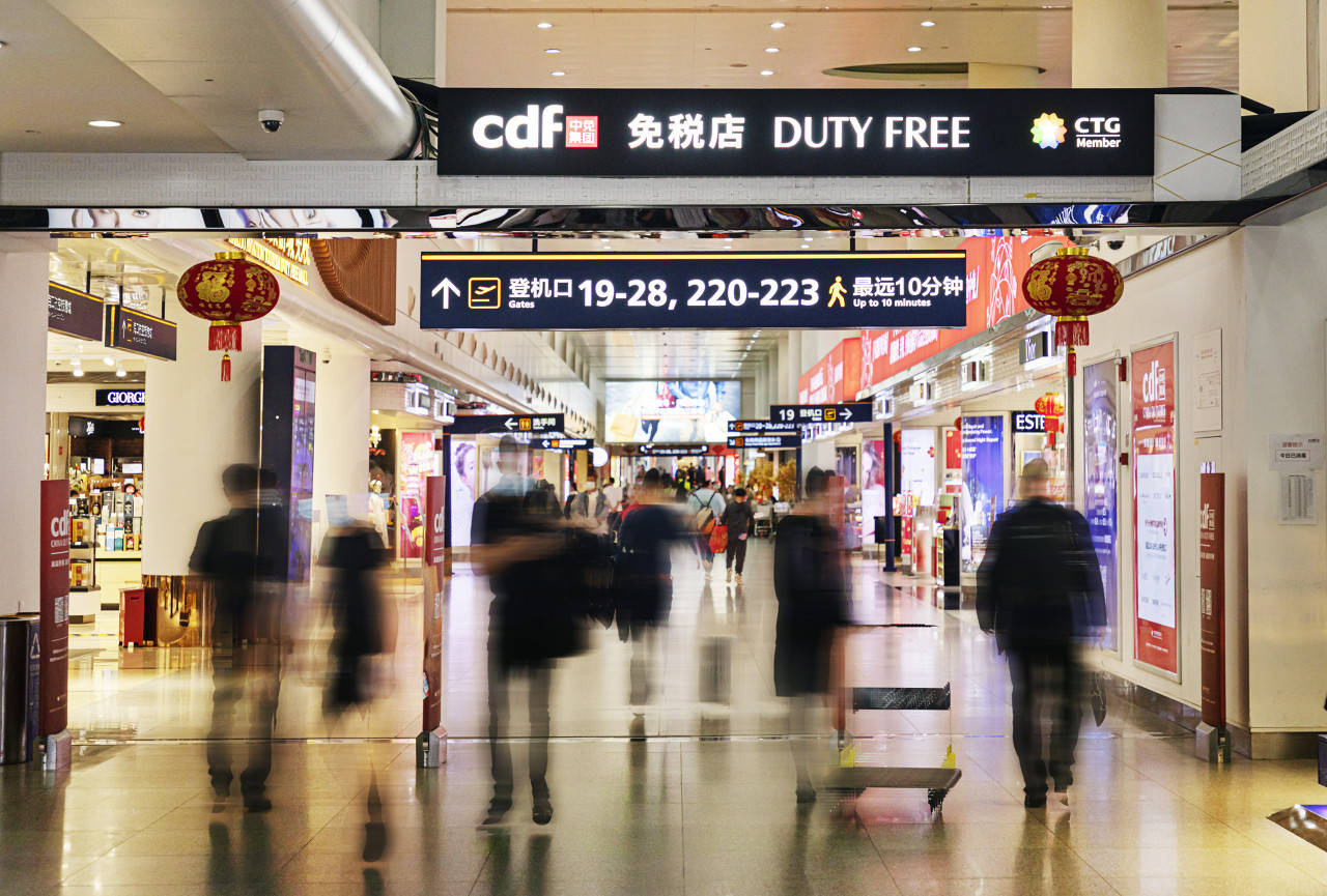 免税巨头内外夹击,中国中免净利腰斩,管理层换血、老董事长回归_海南_李刚_公司