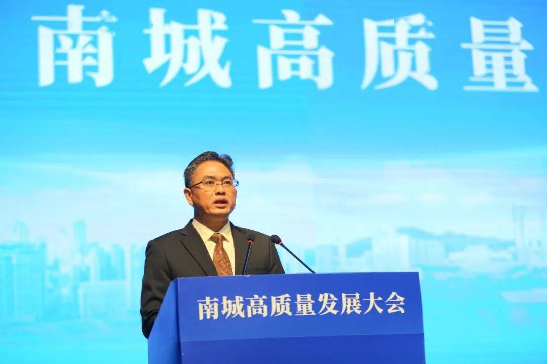 朱利民表示,南城将全力推动"城人产"融合发展,为企业高质量发展培育