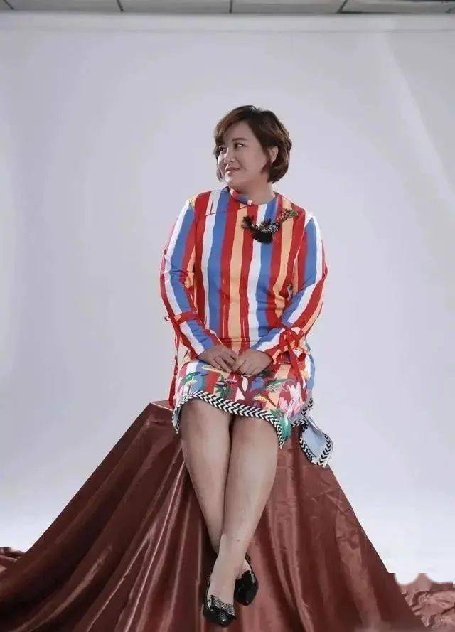 贾玲选择的这款连衣裙整体版型比较简单,通过色彩繁杂的线条作为修饰