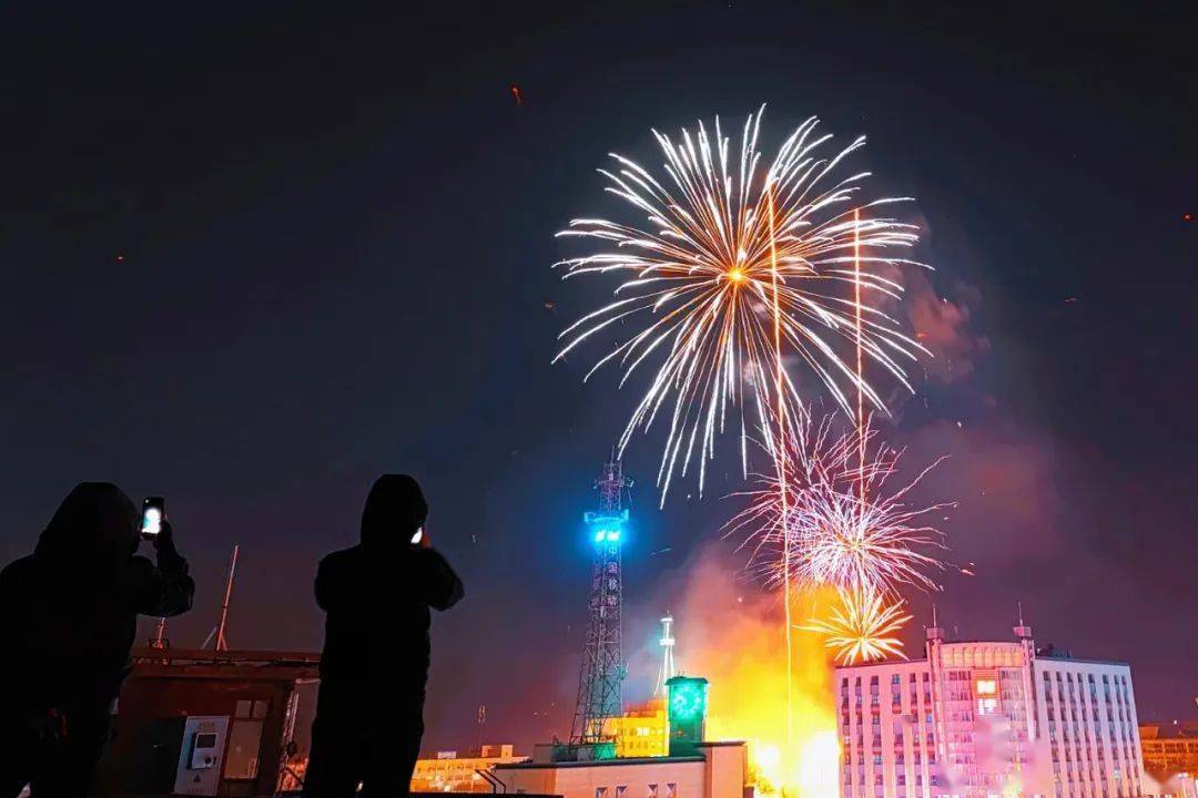 炫酷的高空特效禮花秀高潮迭起,數萬市民湧上街頭,登上古雁嶺,東嶽山