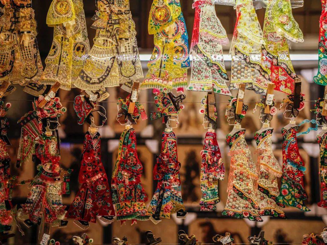 南宋后期宝祐年间临安宫廷画师朱玉作品《灯戏图》画的就是临安城中