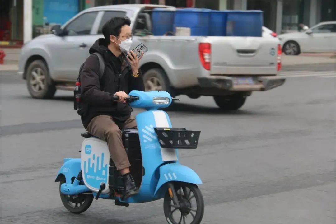 骑行共享电动车未戴安全头盔超员骑行共享电动车进行持续曝光不文明