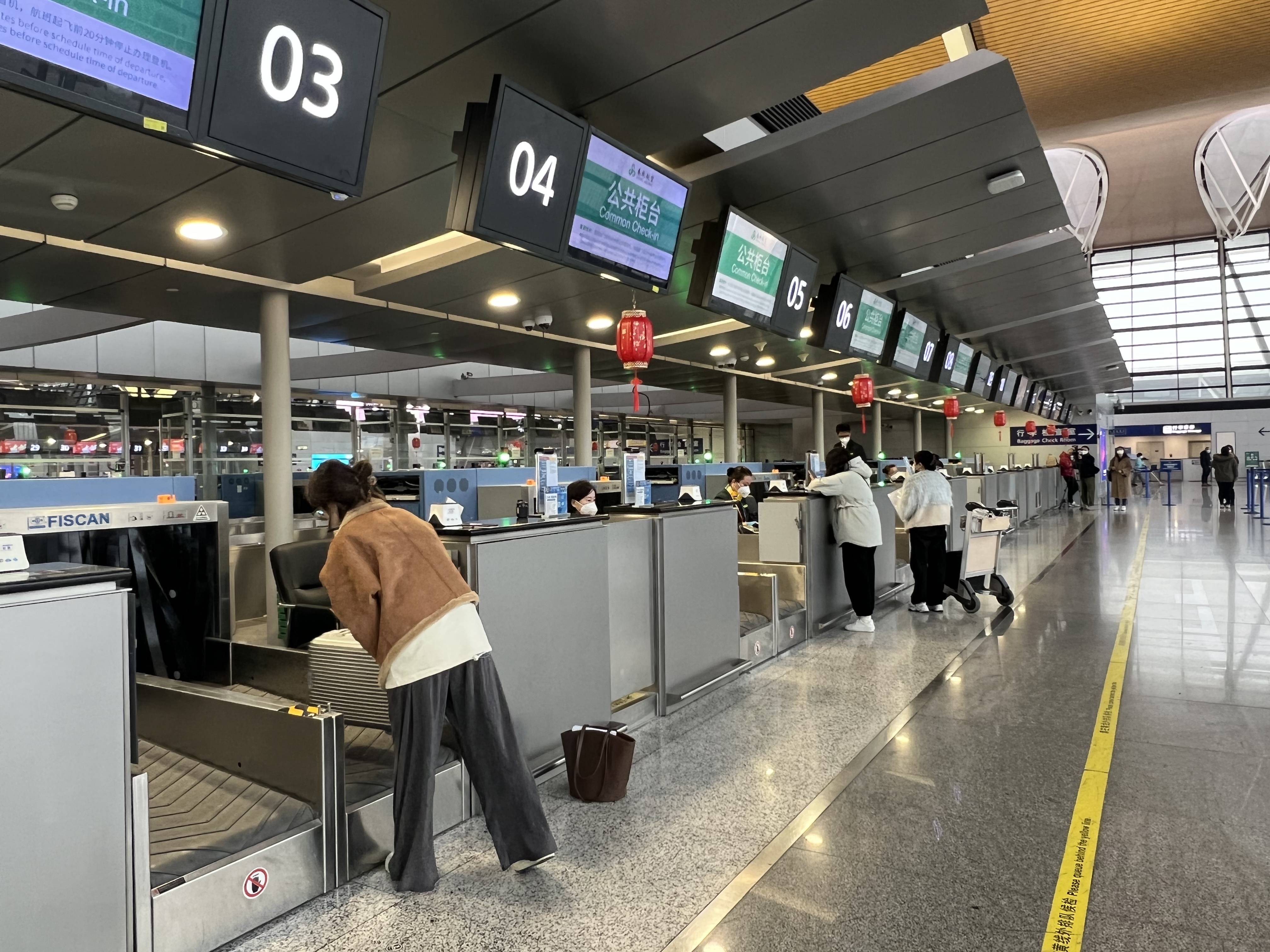 2月6日,出境遊業務試點恢復首日,遊客在上海浦東國際機場辦理值機業務