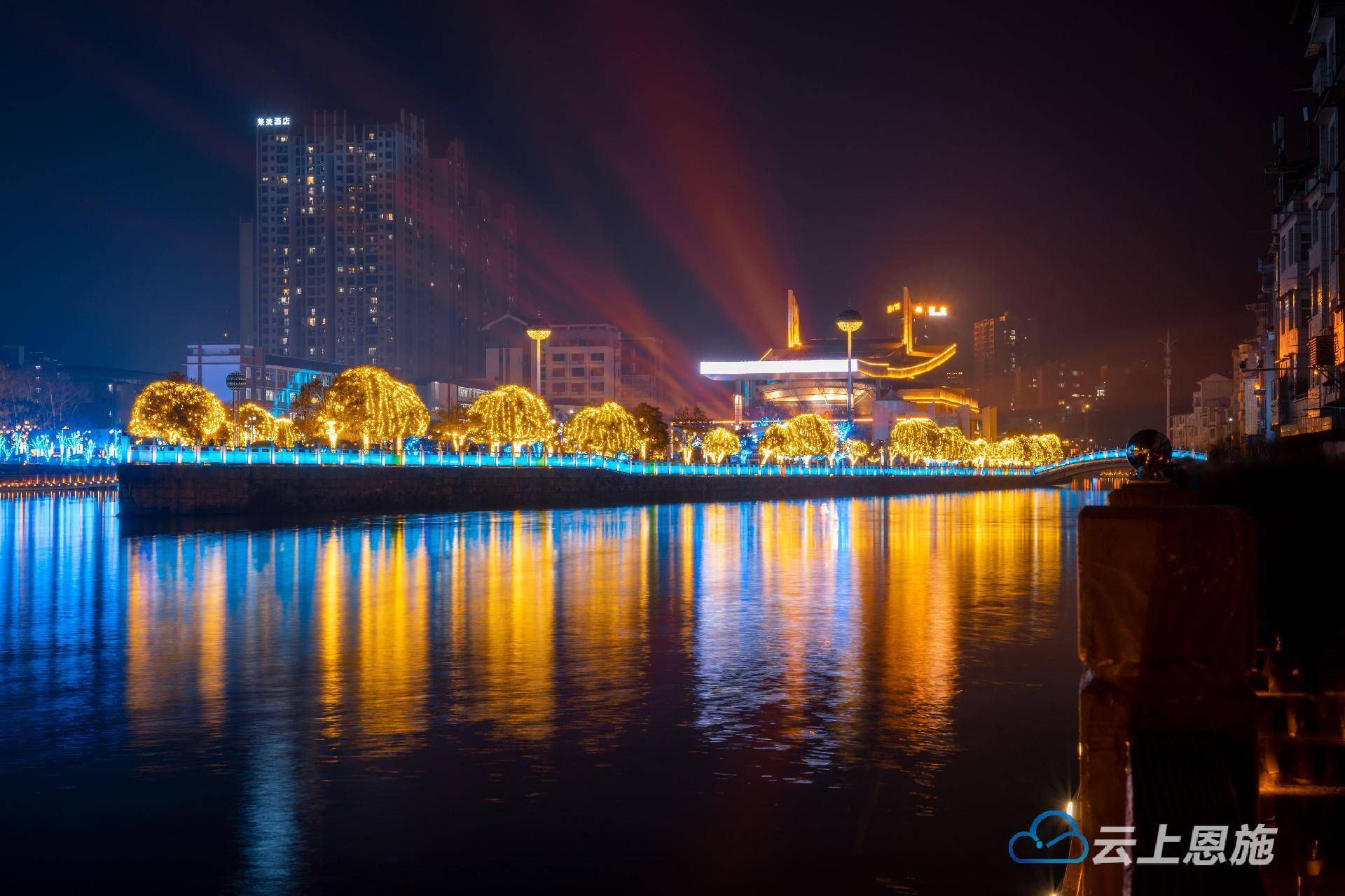 用千万灯光点亮不夜建始城,五颜六色,造型各异的彩灯把建始城夜景装扮