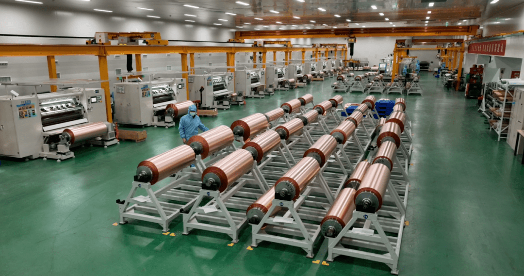 在江铜铜箔生产车间内,工人们正在紧张有序地生产,仔细检查每一卷铜箔